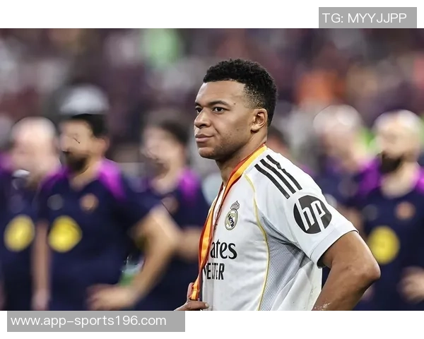 姆巴佩领奖后与队友离场阿森西奥劝其不要前往列队致敬